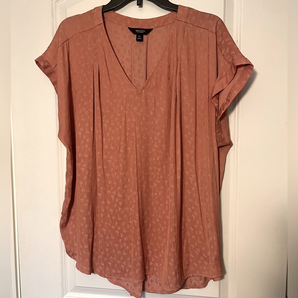 SIMPLY VERA - Vera Wang Peach Leopard Top / XL / V-Neck / Flowy and Beautiful